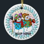 Adorno De Cerámica Pareja Snowman<br><div class="desc">Cornamento de la pareja de Snowman,  camiseta,  regalos y prendas de vestir de ArtMuvz Ilustracion. Aparatos de muñecas de nieve,  camisetas,  regalos de vacaciones. Camiseta de hombre de nieve,  regalos de Navidad y ropa de invierno.</div>