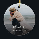 Adorno De Cerámica Parejas de guión elegante Foto Navidades Minimalis<br><div class="desc">Transforme sus preciados recuerdos en impresionantes obras de arte con nuestro adorno de Navidad con fotos personalizados. Ya sea un retrato boda sincero, un paisaje impresionante, o una instantánea de una ocasión especial, nuestro adorno personalizado captura la esencia de sus recuerdos.</div>