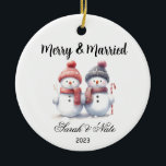 Adorno De Cerámica Parejas Snowman Merry y Boda casado<br><div class="desc">Ornamento de Parejas de Snowman casadas y merry. Diseño bonito para recordar tu evento especial para tu árbol de vacaciones!</div>