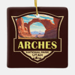 Adorno De Cerámica Parque nacional Arches Ilustracion Retro<br><div class="desc">Arraza el diseño de las ilustraciones vectoriales. El parque se encuentra al norte de Moab,  en el estado de Utah. Rodeado por el río Colorado en el sudeste,  es conocido como el sitio de más de 2.000 arcos de arenisca natural.</div>