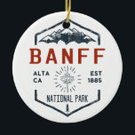 Adorno De Cerámica Parque nacional Banff Canadá Vintage con problemas<br><div class="desc">Banff National Park Distressed Badge con un diseño único de hojas de arce con temática de parque. El parque es el primer parque nacional de Canadá y forma parte de los parques rocosos canadienses declarados Patrimonio de la Humanidad por la UNESCO.</div>