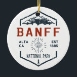 Adorno De Cerámica Parque nacional Banff Canadá Vintage con problemas<br><div class="desc">Banff National Park Distressed Badge con un diseño único de hojas de arce con temática de parque. El parque es el primer parque nacional de Canadá y forma parte de los parques rocosos canadienses declarados Patrimonio de la Humanidad por la UNESCO.</div>