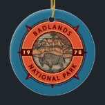 Adorno De Cerámica Parque nacional de Badlands Brújula retro de búfal<br><div class="desc">Diseño de obras de arte vectoriales en Badlands. Los espectaculares paisajes del parque abarcan formaciones rocosas en capas,  cañones escarpados y arañas imponentes. Bison,  ovejas y perritos de pradera nacen en sus praderas.</div>