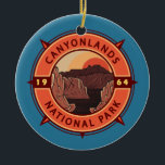 Adorno De Cerámica Parque nacional de los Cañones Emblema de la brúju<br><div class="desc">Diseño de obras de arte vectorial en las tierras de los cañones. El parque es conocido por su espectacular paisaje desértico tallado a orillas del río Colorado. La isla del cielo es una inmensa mesa con vistas panorámicas,  de tope plana.</div>