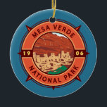Adorno De Cerámica Parque nacional Mesa Verde Emblema de brújula retr<br><div class="desc">Diseño de arte vectorial de Mesa Verde. El parque es conocido por sus bien conservadas viviendas ancestrales de prestatarios de Puebla,  en particular el inmenso Palacio del Acantilado.</div>