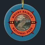 Adorno De Cerámica Parque nacional Mount Rainier Compass Retro Red Fo<br><div class="desc">Diseño de arte vectorial Mount Rainier. El parque está rodeado de valles,  cascadas y prados subalpinos.</div>