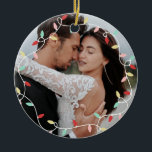 Adorno De Cerámica Pastel String Ilustra A Los Primeros Navidades Com<br><div class="desc">Primera Navidad como Mr. & Mrs. adornado con luces de cuerda pastel en rojo,  rosa,  menta y amarillo con un guión virgen y giratorio al otro lado personalizado con el año.</div>
