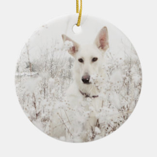 Adorno De Cerámica Pastor alemán blanco en la nieve
