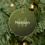 Adorno De Cerámica Patrón de malla geométrica verde del ejército Mono<br><div class="desc">Patrón de malla geométrica oscura verde del ejército Monograma Árbol cerámico de Navidad Ornamento. Monograma Personalice con su personalizado inicial y su nombre. Malla geométrica de triángulo con diseño moderno de degradado oscuro de color verde claro del ejército.</div>