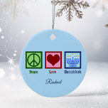 Adorno De Cerámica Peace Love Hanukkah Cute Blue Personalizado<br><div class="desc">Peace Love Hanukkah ornamento para una persona judía a la que le gusta celebrar Chanukah o Christmakkuh. Un signo de paz de bonito,  corazón y una hermosa menorah en un regalo de monograma azul bonito.</div>