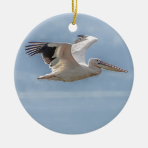Adorno De Cerámica Pelican volando sobre el lago