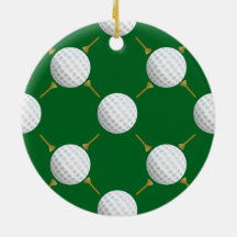 Pelotas y tees de golf en verde