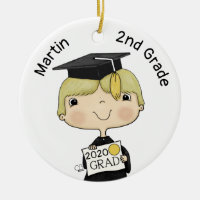 Pequeño graduado de pelo rubio