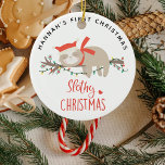 Adorno De Cerámica Pequeños niños Navidades Slothy<br><div class="desc">Marquen a sus pequeños en primera Navidad con este adorable adorno eslovaco. El diseño presenta una somnolienta pereza de invierno durmiendo sobre una brancia de árbol iluminada,  el texto 'navidades perezosos y nombre.</div>