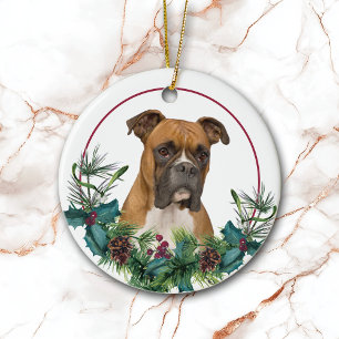 Adorno De Cerámica Perro de Boxeador Blanco Marrón Wreath Evergreen