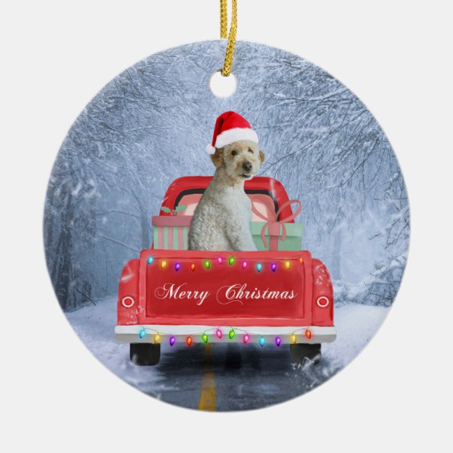 Adorno De Cerámica Perro goldendoodle en Nieve sentado en Navidades  (Frente)