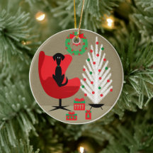 Perro negro en la sala de Navidad de mediados de s