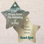 Adorno De Cerámica Personalizable Beach Lover con tu foto<br><div class="desc">Para tu "Beach Lover", que no sueña con un Navidad blanco nevado, pero que sueña con olas de capuchas blancas que rompen en una playa de arena. "Olvídate de la nieve, estoy soñando con la ARENA" personalizar con la foto del Lover de la playa al revés, este adorno de sake...</div>