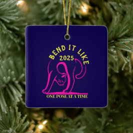 Adorno De Cerámica Personalizable "Bend it like 2025" Gato de yoga