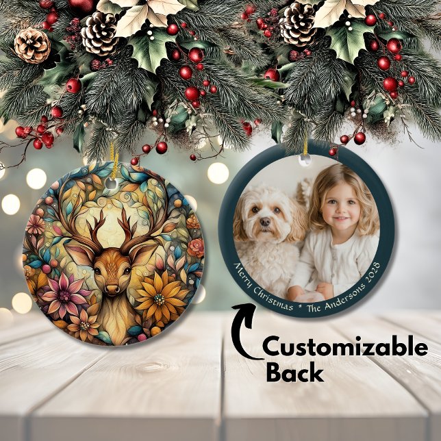 Adorno De Cerámica Personalizable de sinvergüenzas de Navidades de re (Whimsical Reindeer Christmas Customizable Ceramic Ornament)
