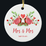Adorno De Cerámica Personalizada la Sra. y la Sra. Cardinal Lovebirds<br><div class="desc">Decoren su árbol con este diseño "Mrs. & Mrs.", con una acuarela de bonito de dos cardenales rojos. Los pájaros son cara a cara, encaramados en verduras de temporada, con un corazón entre ellos. Debajo de "Mrs. and Mrs." está escrito en divertida tipografía moderna y usted puede personalizar con los...</div>
