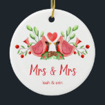 Adorno De Cerámica Personalizada la Sra. y la Sra. Cardinal Lovebirds<br><div class="desc">Decoren su árbol con este diseño "Mrs. & Mrs.", con una acuarela de bonito de dos cardenales rojos. Los pájaros son cara a cara, encaramados en verduras de temporada, con un corazón entre ellos. Debajo de "Mrs. and Mrs." está escrito en divertida tipografía moderna y usted puede personalizar con los...</div>