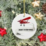Adorno De Cerámica Personalizado, Avión Rojo y Santa, Primera Navidad<br><div class="desc">El diseño presenta un lindo avión rojo con Santa volando como piloto. El avión también lleva un cartel con el nombre de su hijo, la primera Navidad y el texto del año. La parte de atrás tiene un texto de 'Te amo'. Personalizar este ornamento con sus detalles específicos. ¡Esto sería...</div>