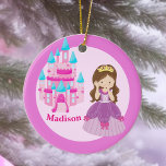 Adorno De Cerámica Personalizado Chica de Princesa Cuta<br><div class="desc">Un adorno navideño de princesa personalizado de bonito con una hermosa niña en un vestido de pelota de reina con arcos rosados parados frente a un castillo rosa y azul hielo. Un lindo regalo de personalizado para una niñita durante las vacaciones. Agregue el nombre de su hijo debajo de los...</div>