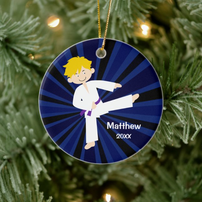 Adorno De Cerámica Personalizado chico rubio del cinturón púrpura de  (Árbol)