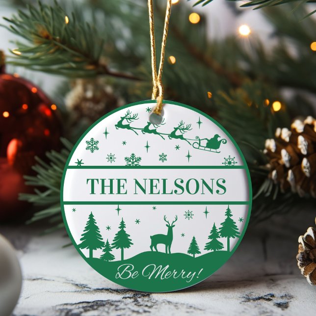 Adorno De Cerámica Personalizado clásico de Santa y Sleigh Family (Classic Santa and Sleigh Family Keepsake Custom Ceramic Ornament. Just add your family name!)