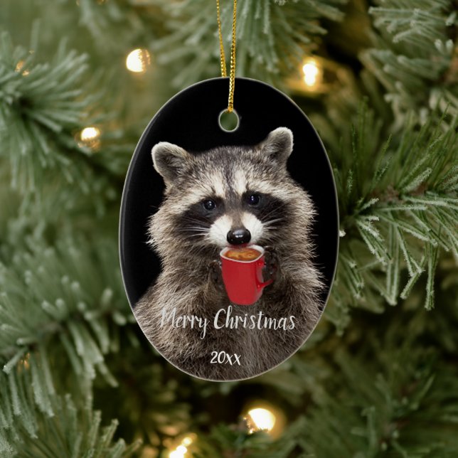 Adorno De Cerámica Personalizado Dated Fun Raccoon Bebiendo café (Árbol)