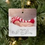 Adorno De Cerámica Personalizado de escritura moderna foto primera Na<br><div class="desc">Este moderno guión de primer guión de la foto de NAVIDAD de NAVEGACIÓN muestra tu recién nacido en la parte delantera y trasera,  así como su nombre y año de nacimiento. Este elegante toque de queda te recordará tu primera Navidad juntos.</div>