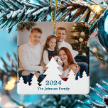 Adorno De Cerámica Personalizado de fotografía familiar de superposic<br><div class="desc">Esta moda, moderna foto familiar de dos caras de adorno navideño, muestra su fotografía anual de vacaciones enmarcada por un borde inferior de la silueta blanca de árboles de Navidad. Personalice con escritura azul del año en la parte delantera y su nombre para un hermoso regalo minimalista de Navidades fotográficos...</div>