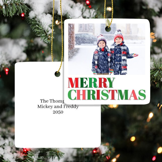 Adorno De Cerámica Personalizado de fotografía rojo y verde moderno (Merry Christmas Holiday Photo Custom Ornaments.)