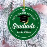 Adorno De Cerámica Personalizado de graduados blancos verdes Keepsake<br><div class="desc">Este moderno adorno navideño de personalizado verde y blanco presenta su nombre de instituto o universidad para la clase de 2025. Personalizar con tu año de graduación bajo el guión manuscrito de la moda y el tapón negro para un gran regalo personalizado de graduación.</div>