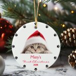 Adorno De Cerámica Personalizado de la ruta de Santa Hat Fold Cat San<br><div class="desc">Celebra a tu amigo felino con nuestro adorno de cerámica para la pintura al gato estilo Cute Escocesa personalizada. Este ornamento personalizado muestra un encantador diseño de pintura de gatos del Fold escocés, lo que lo convierte en un conservador ideal para los amantes del gato. Con una meticulosa fabricación, aporta...</div>