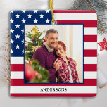 Adorno De Cerámica Personalizado de Navidades patrióticos Foto Bander<br><div class="desc">Ornamento navideño con bandera estadounidense. Este adorno de navidad de las estrellas patrióticas y las rayas de los estados unidos será un tesoro. El ornamento es de doble cara, puedes hacer dos fotos favoritas, una a cada lado. Perfecto para el ejército, la familia patriótica y todos los que aman la...</div>