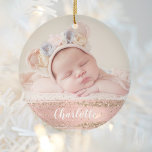 Adorno De Cerámica Personalizado de oro rosado Chica  foto del bebé p<br><div class="desc">Este elegante adorno es una excelente manera de mostrar tu foto favorita del chica del recién nacido en la familia. Reemplace fácilmente la foto de ejemplo con la suya propia, y luego la personalice añadiendo el nombre del bebé en escritura a mano blanca sobre brochas de Relieve metalizado rosa y...</div>