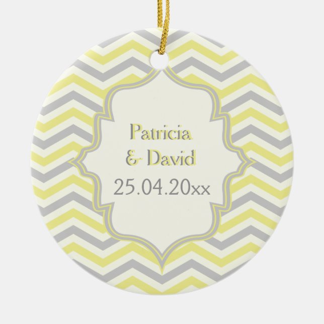 Adorno De Cerámica Personalizado de patrón de cheurón amarillo, gris, (Frente)