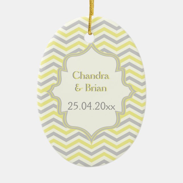 Adorno De Cerámica Personalizado de patrón de cheurón amarillo, gris, (Frente)