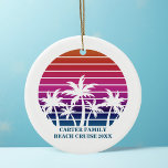 Adorno De Cerámica Personalizado de vacaciones Sunset de la Reunión d<br><div class="desc">Ornamento de porche para la puesta de sol en la playa personalizado de Guay para una boda de destino o un viaje familiar a una isla. Trato personalizado de novias o regalos de reuniones familiares con un fondo rosa bonito frente a hermosas palmeras.</div>