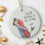 Adorno De Cerámica Personalizado First Christmas Mr and Mrs Photo Ove<br><div class="desc">Celebra tu primera Navidad como Sr. y Sra. con este adorno de cerámica personalizado, con un superpuesto fotográfico y letras caligráficas de diseño. El diseño sencillo y minimalista le da un toque de elegancia a la decoración de sus vacaciones, lo que la convierte en un lugar perfecto para los recién...</div>