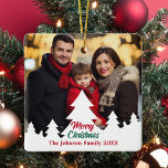 Adorno De Cerámica Personalizado fotográfico de la familia de los Árb<br><div class="desc">Esta moda, moderna foto familiar de dos caras de adorno navideño, muestra su fotografía anual de vacaciones enmarcada por un borde inferior de la silueta blanca de árboles de Navidad. Personaliza con un guión rojo y verde para un hermoso regalo minimalista de Navidades fotográficos con una segunda fotografía en la...</div>