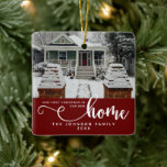 Adorno De Cerámica Personalizado Nuestra Primera Navidad En Nuestro N<br><div class="desc">Marcar la emoción de un nuevo comienzo con nuestro ornamento cerámico "Nuestra primera Navidad en nuestro nuevo hogar". Este adorno bellamente diseñado es perfecto para conmemorar tu primera Navidad en una casa nueva, lo que lo convierte en un conservador ideal para los propietarios. El color rojo intenso le da un...</div>