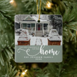 Adorno De Cerámica Personalizado Nuestra Primera Navidad En Nuestro N<br><div class="desc">Celebrar el hito de mudarse a un nuevo hogar con nuestro Sage Green Personalizado "Nuestra primera Navidad en nuestro nuevo hogar" Ornamento cerámico. Este elegante adorno está diseñado para conmemorar tu primera Navidad en tu nuevo espacio, con un relajante tono verde sabio que añade un toque de sofisticación a tu...</div>