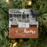 Adorno De Cerámica Personalizado Nuestra Primera Navidad En Nuestro N<br><div class="desc">Celebra la alegría de tu primera Navidad en tu nuevo hogar con nuestro adorno cerámico personalizado "Nuestra primera Navidad en nuestro nuevo hogar" en un encantador matiz de terracota. Este elegante adorno está diseñado para conmemorar la ocasión especial con un toque de calidez y sofisticación. Con una foto de personalizable...</div>