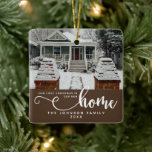 Adorno De Cerámica Personalizado Nuestra Primera Navidad En Nuestro N<br><div class="desc">Celebra la alegría de tu primera Navidad en un nuevo hogar con nuestro adorno cerámico personalizado "Nuestra primera Navidad en nuestro nuevo hogar" en un cálido tono marrón. Este elegante adorno está diseñado para celebrar la ocasión especial de instalarse en un nuevo espacio. Con una foto de personalizable y un...</div>