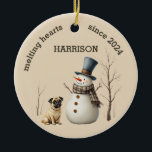 Adorno De Cerámica Personalizado Pug Perro Corazón derretido Keepsake<br><div class="desc">Un adorable jarabe de agua y un muñeco de nieve hacen de estos adorables adornos navideños personalizados un regalo de sake para el corazón. Personalizar fácil para hacer un regalo especial a estos Navidades.</div>