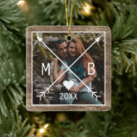 Adorno De Cerámica Personalizado Rustic Monogrammed Love Heart Arrows<br><div class="desc">Navidades únicos, clásicos, de moda, rústicos y decorativos adornos de árboles de vacaciones, con Feliz Festividad y una alegre cita de texto de Año Nuevo, y espacio para personalizar o personalización con una foto y nombres (o nombre de familia) de su elección en una rústica casa de campo estilo casa...</div>