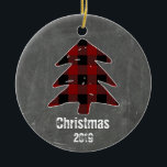 Adorno De Cerámica Personalizado Rustic Red Plaid Tree y Chalkboard P<br><div class="desc">Personalice este personalizado rústico árbol de Navidad rojo y negro de búfalo y el adorno de Navidad con su propia foto y el año! Presenta una tipografía rústica y una foto familiar en la parte trasera. Un gran adorno para comenzar su tradición anual para crear su propio adorno navideño cada...</div>
